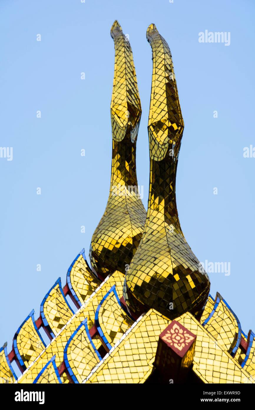 Tetto ornato creste in Wat Po, Bangkok, Thailandia Foto Stock