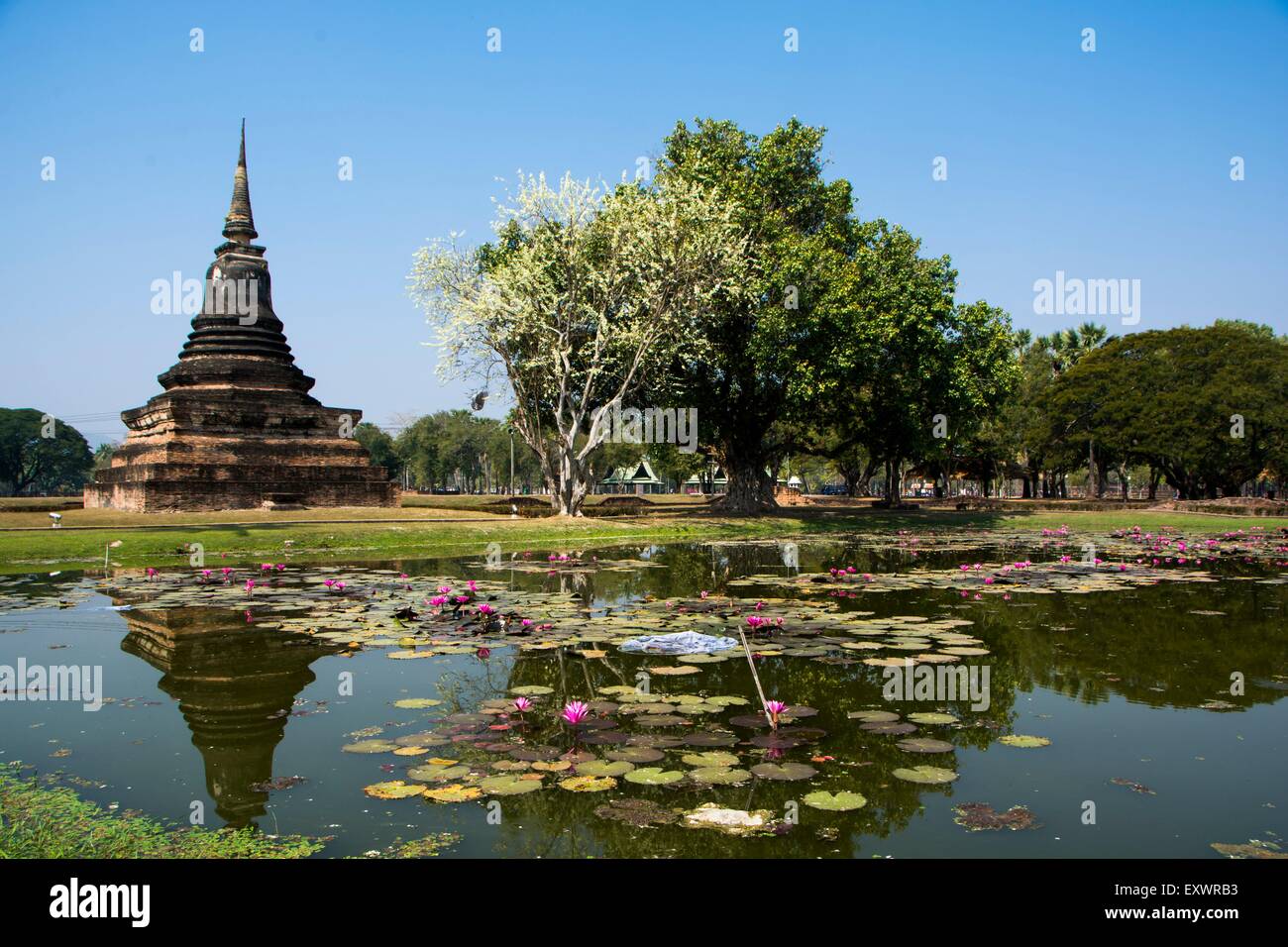 Il lago e il tempio nel parco storico di Sukhothai, Thailandia Foto Stock