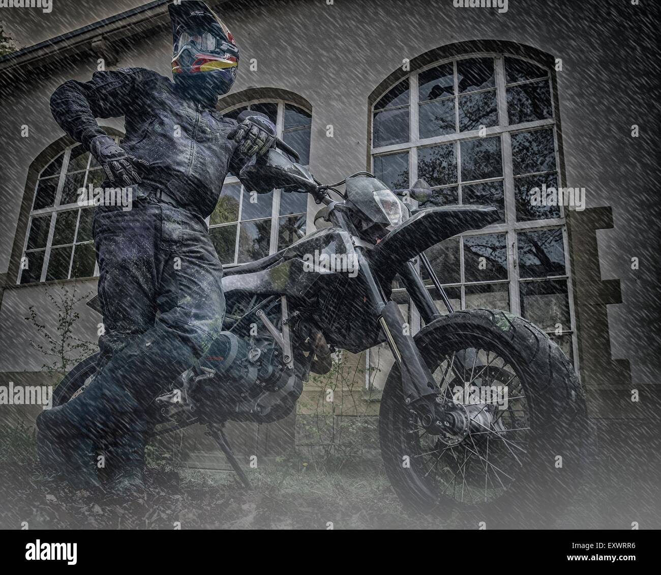 Motociclista in caso di pioggia Foto Stock