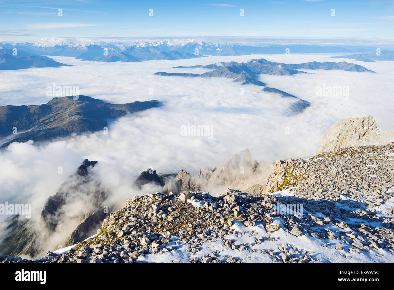Vista da sopra Hochkoenig foggy valle della Salzach di Hohe Tauern con Glockner Gruppo, sulle Alpi di Berchtesgaden, Austria Foto Stock