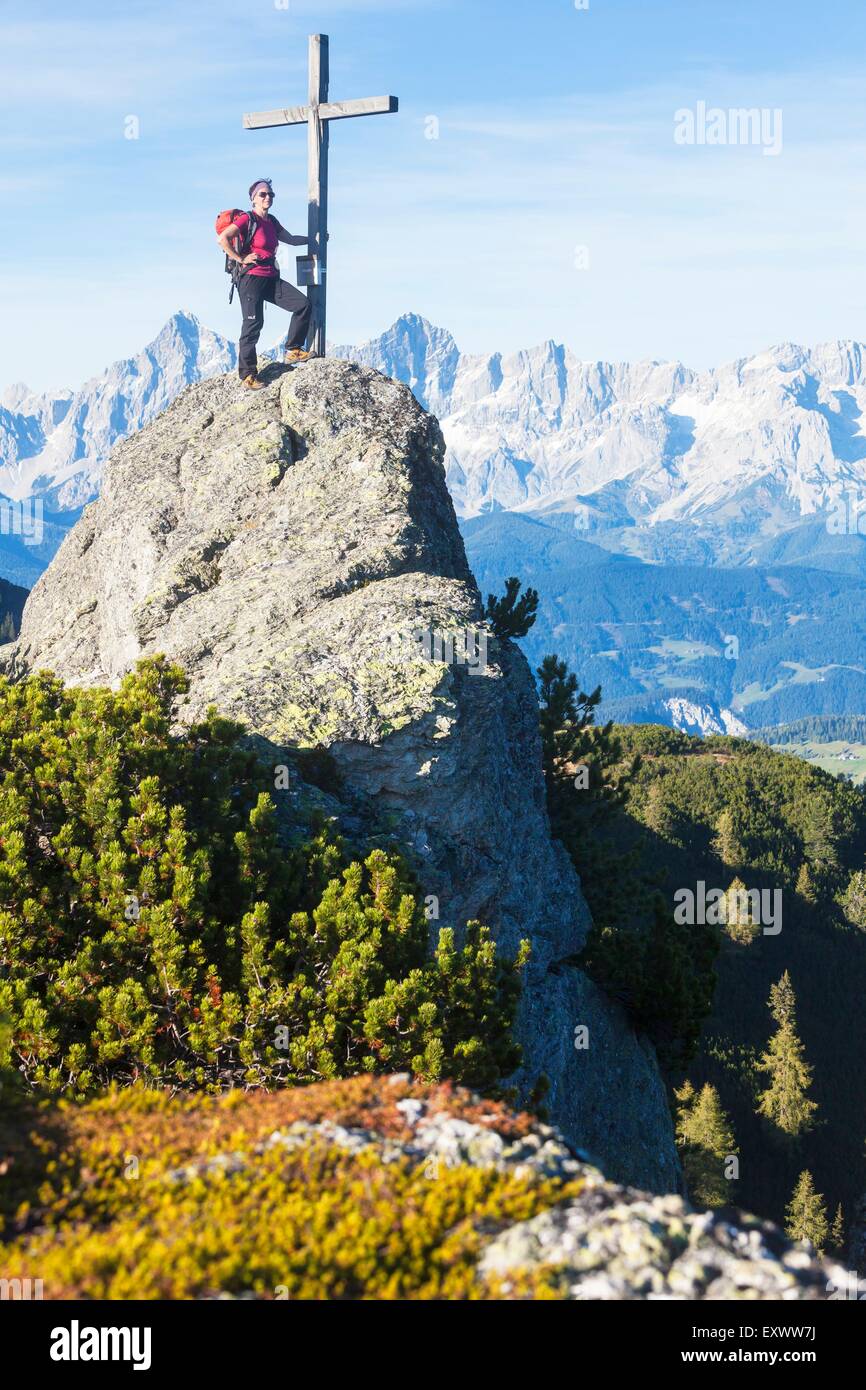 Donna sul vertice di Hinterer Fager, Schladminger Tauern, Austria Foto Stock