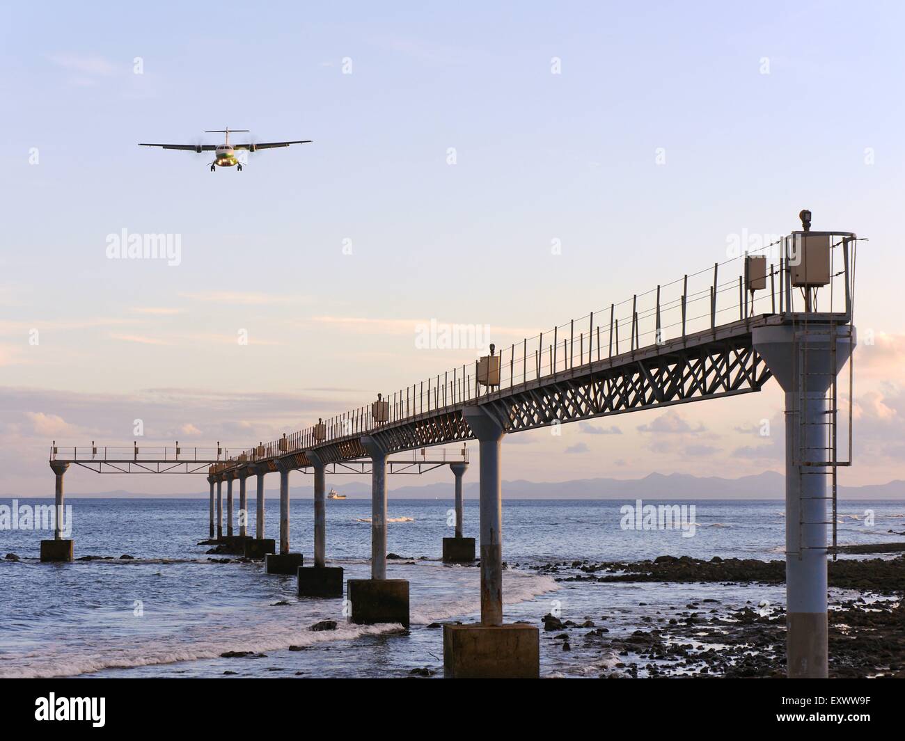 Piano di elica approccio per un atterraggio, Arrecife, Lanzarote, Isole canarie, Spagna, Europa Foto Stock