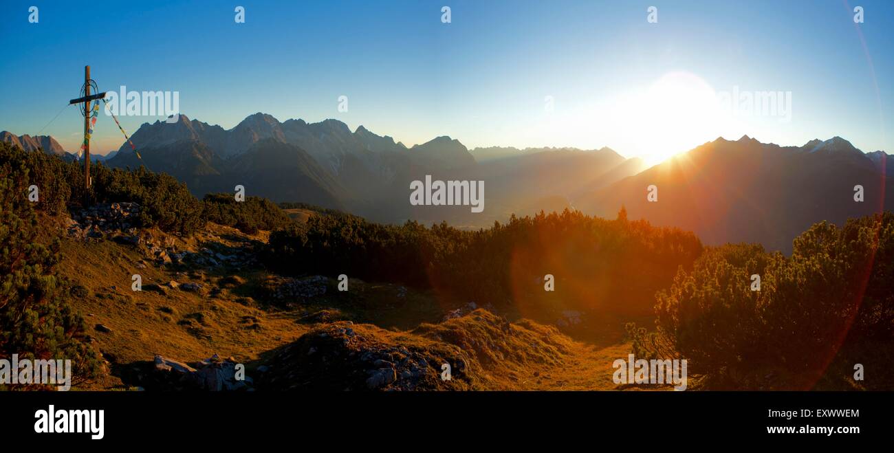 Tramonto a Simmering, montagne di Mieming, Tirolo, Austria, Europa Foto Stock