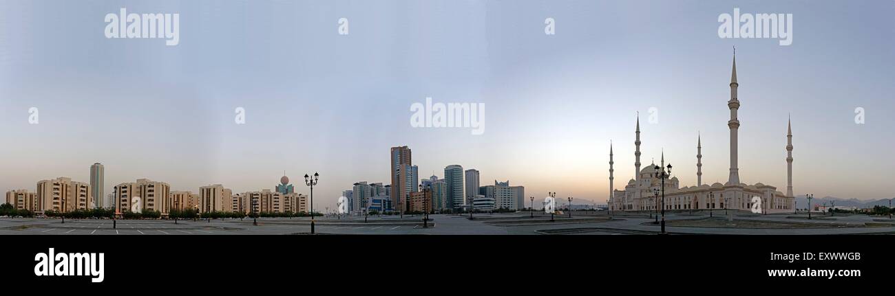 Skyline di Fujairah con nuova moschea, Emirati Arabi Uniti Foto Stock