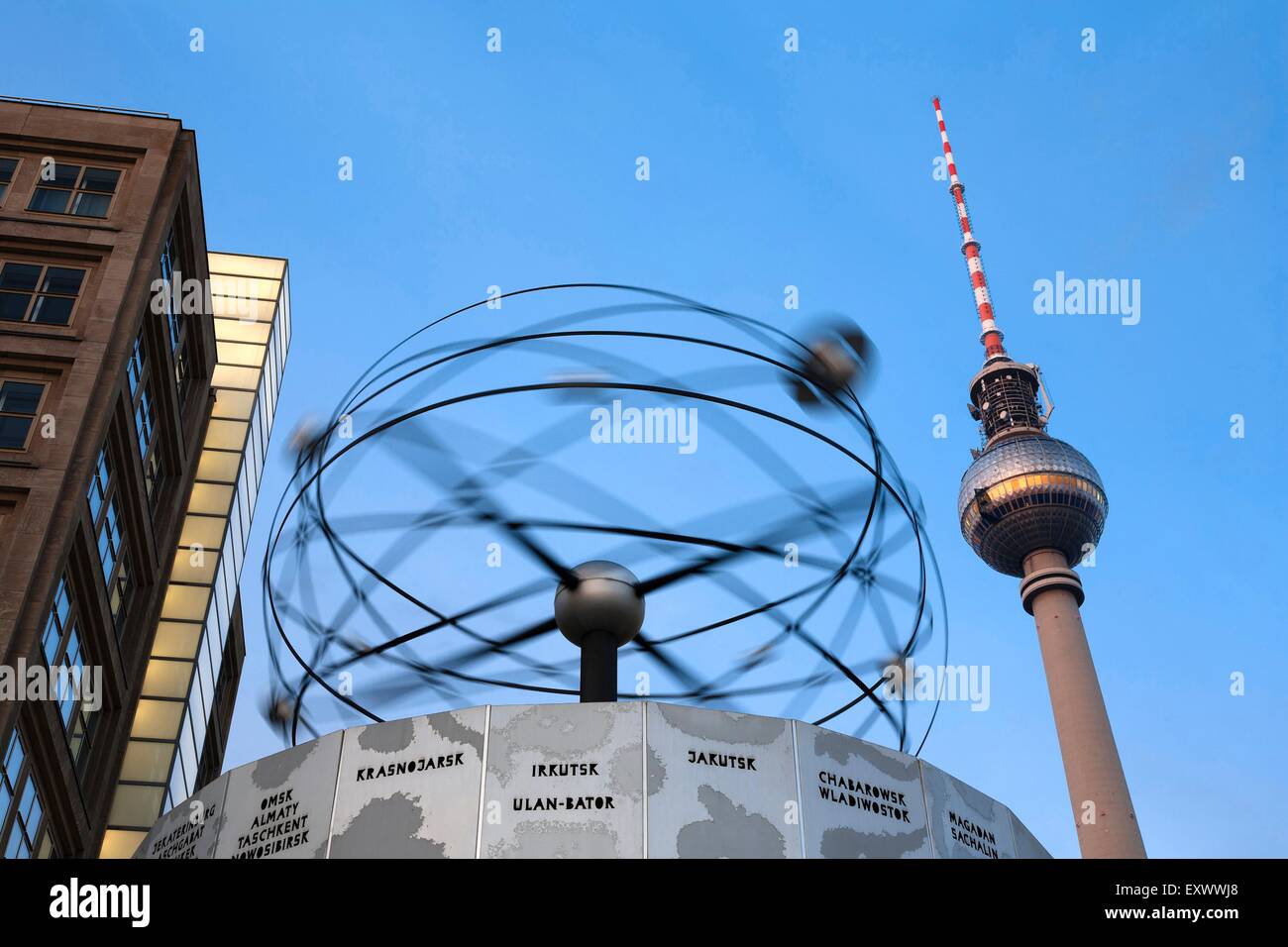 Torre di trasmissione radio Alex e Urania-Weltzeituhr, Alexanderplatz di Berlino, Germania, Europa Foto Stock