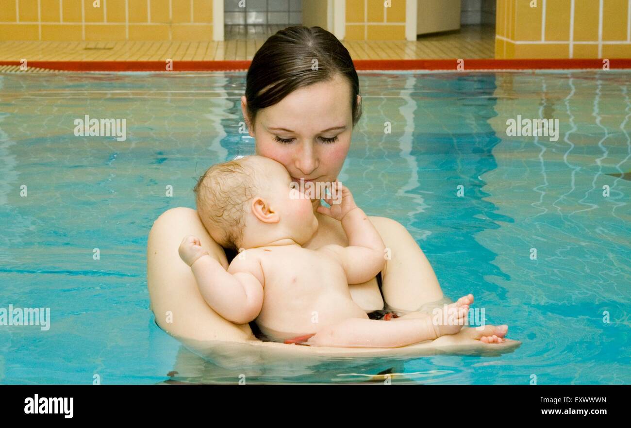 Madre e figlia facendo piscina per neonati Foto Stock