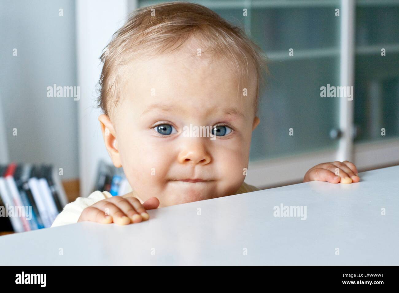 Baby la presa a tavola Foto Stock