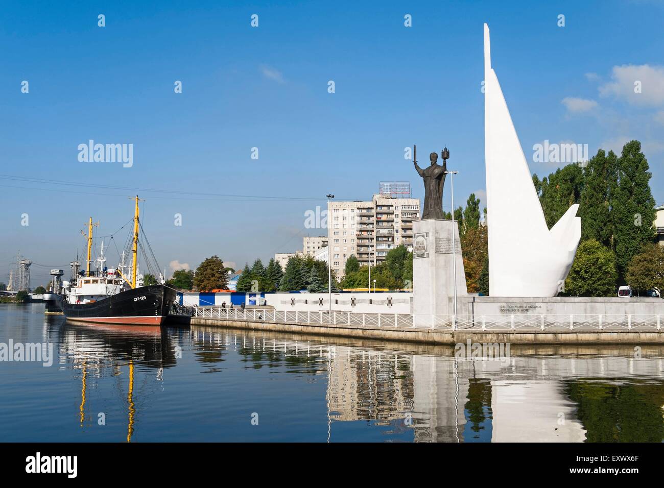 Un monumento per i pescatori e statua Nicolaus, Kaliningrad Oblast di Kaliningrad, Russia, Eurasia Foto Stock