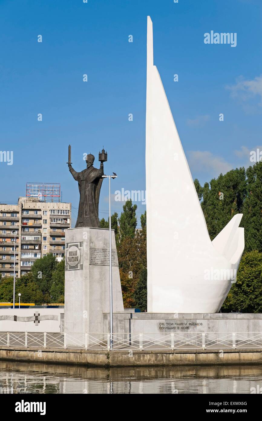 Un monumento per i pescatori e statua Nicolaus, Kaliningrad Oblast di Kaliningrad, Russia, Eurasia Foto Stock