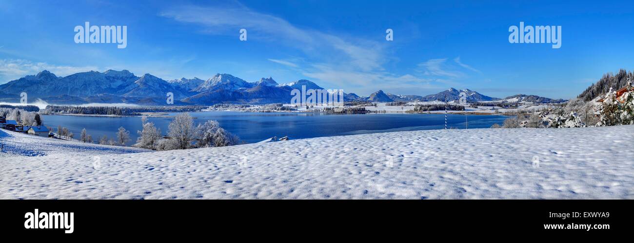 Hopfensee e Allgaeu Alpi, Hopfen am See, Baviera, Germania, Europa Foto Stock