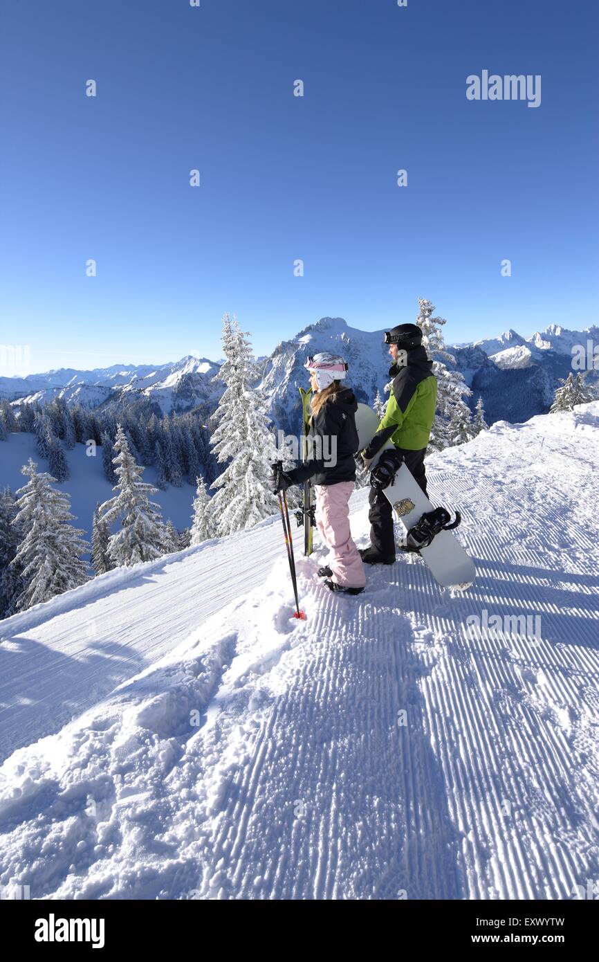 Femmina di sciatore e snowboarder, Tegelberg, Alpi Ammergau, Allgaeu, Baviera, Germania, Europa Foto Stock