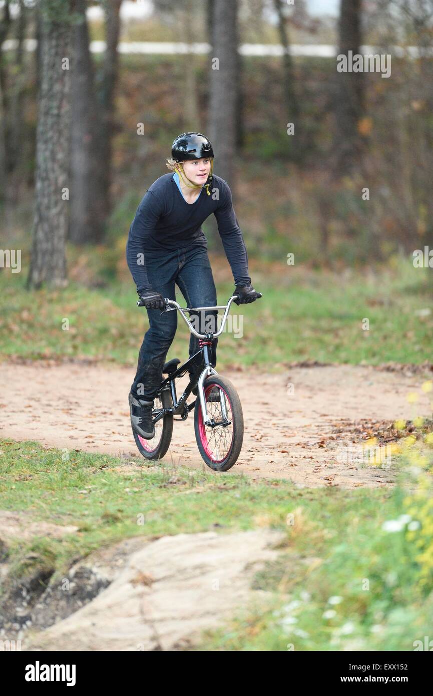 Adolescente con bmx bike nella Foresta Foto Stock