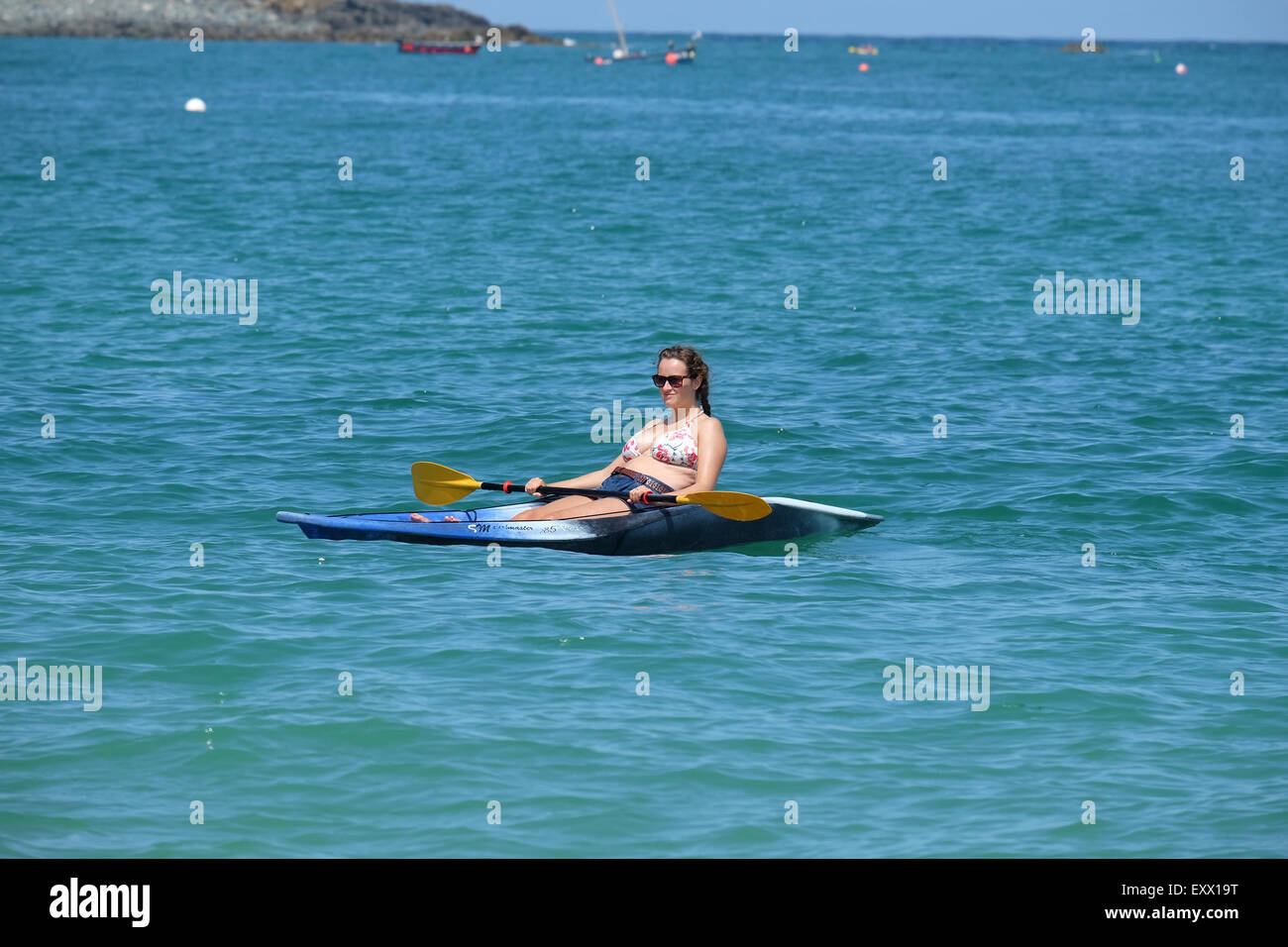 St Ives, Cornwall, Regno Unito: St Ives, Cornwall, Regno Unito: Donna in Kayak posa retro godendo il sole Foto Stock