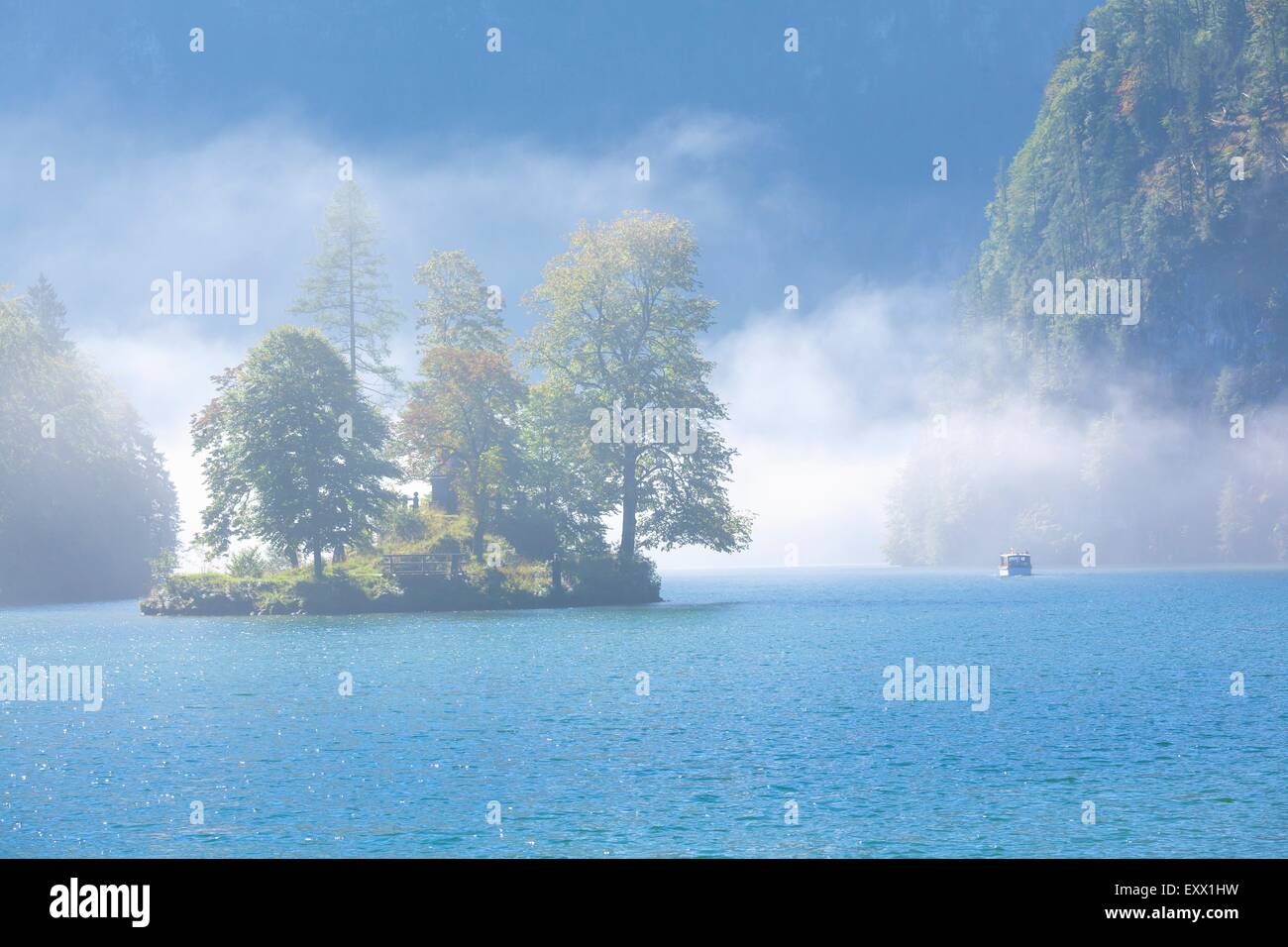 La nebbia oltre Koenigssee, sulle Alpi di Berchtesgaden, Baviera, Germania, Europa Foto Stock
