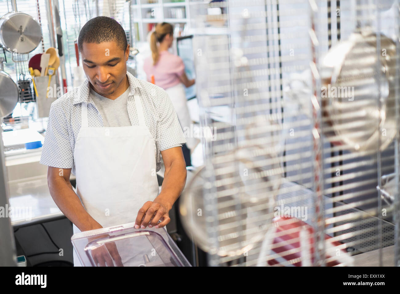 Proprietario di panetteria al lavoro Foto Stock