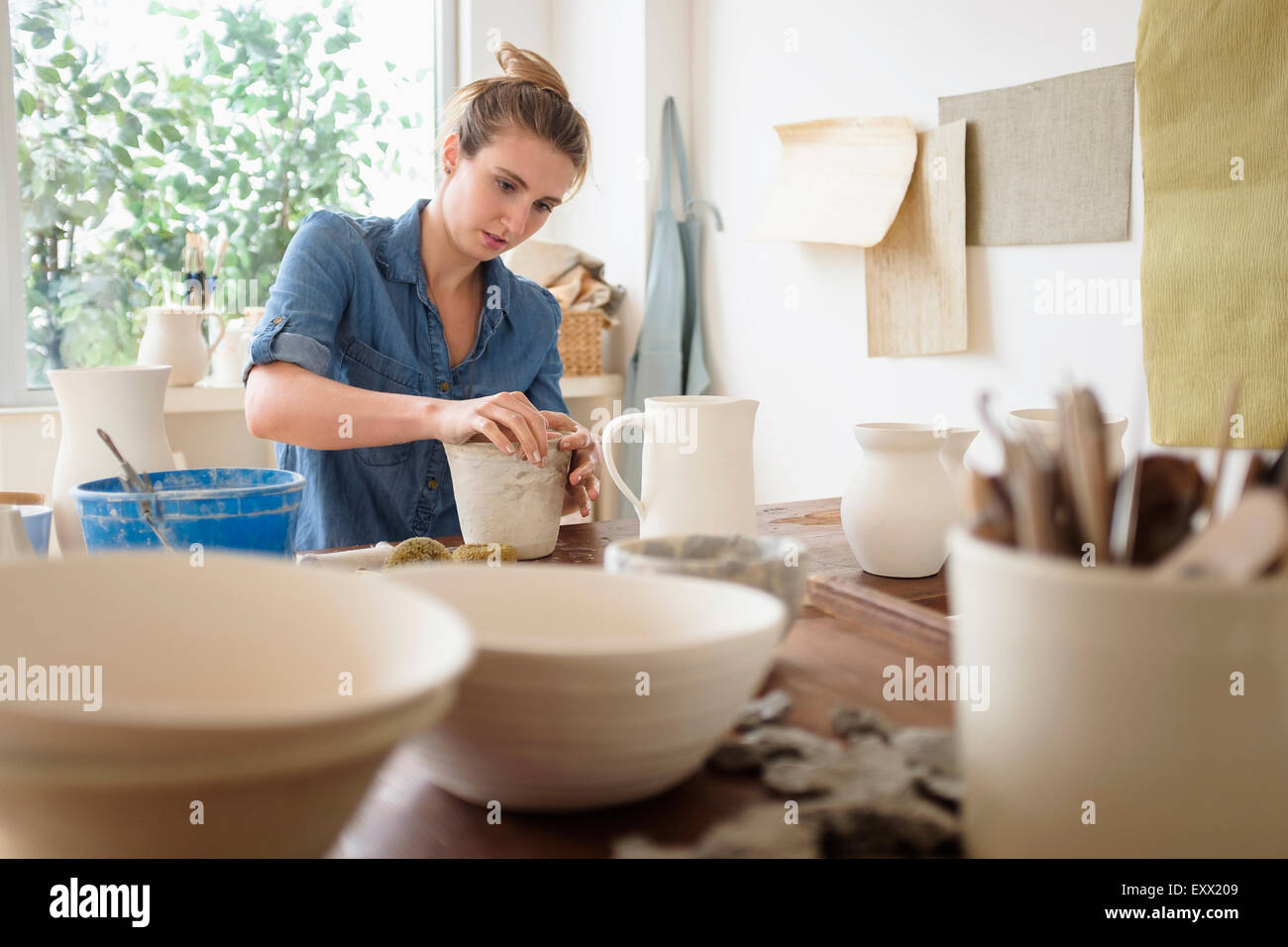 Giovane donna fare ceramica in studio Foto Stock