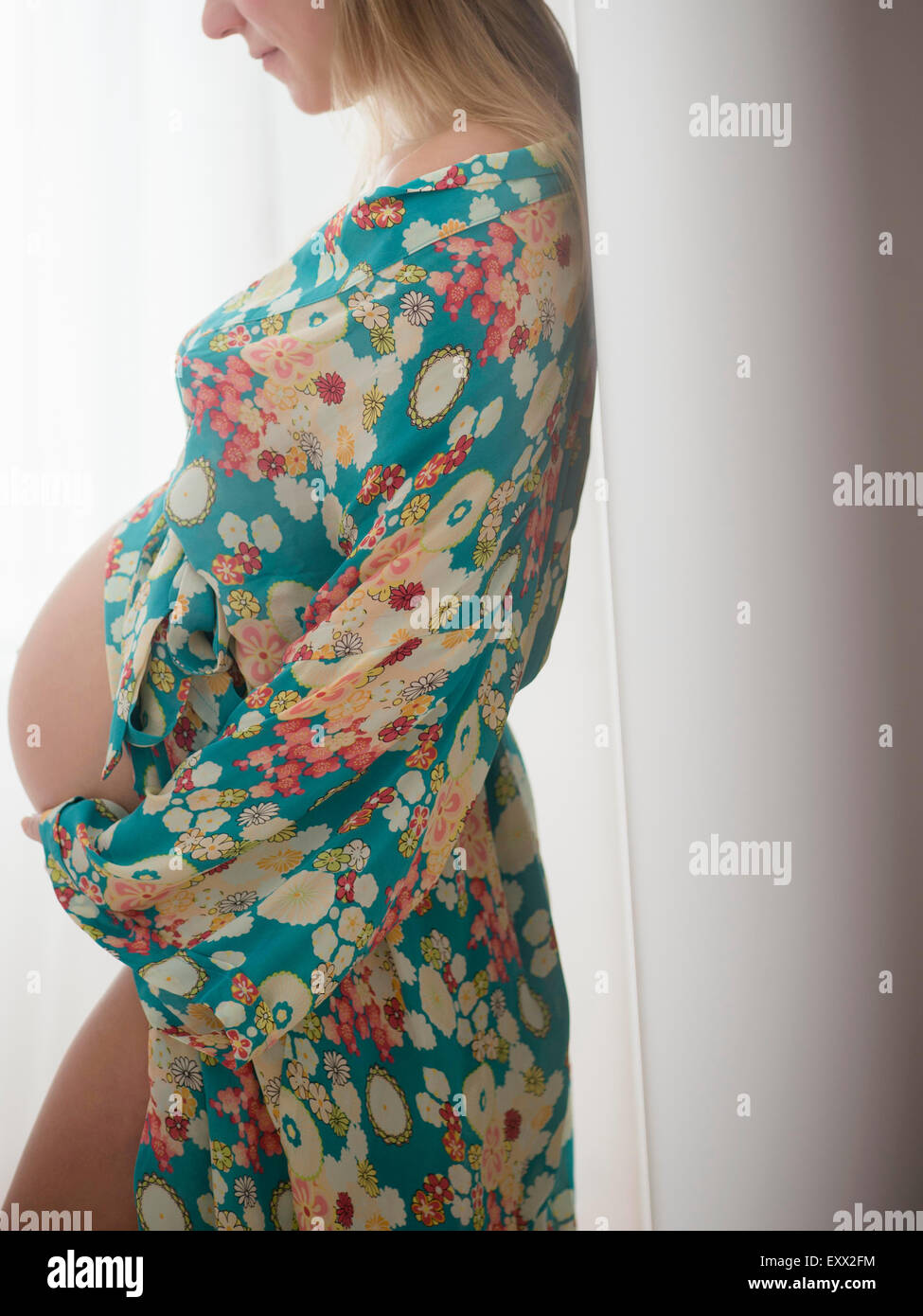 Donna incinta in colorate vestaglia Foto Stock
