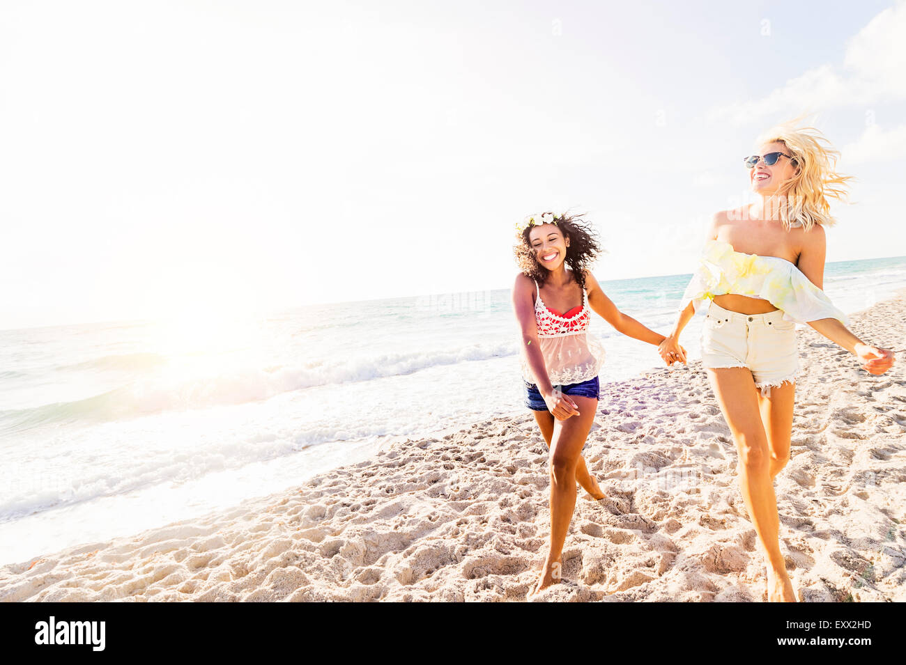 Amici di sesso femminile sulla spiaggia Foto Stock