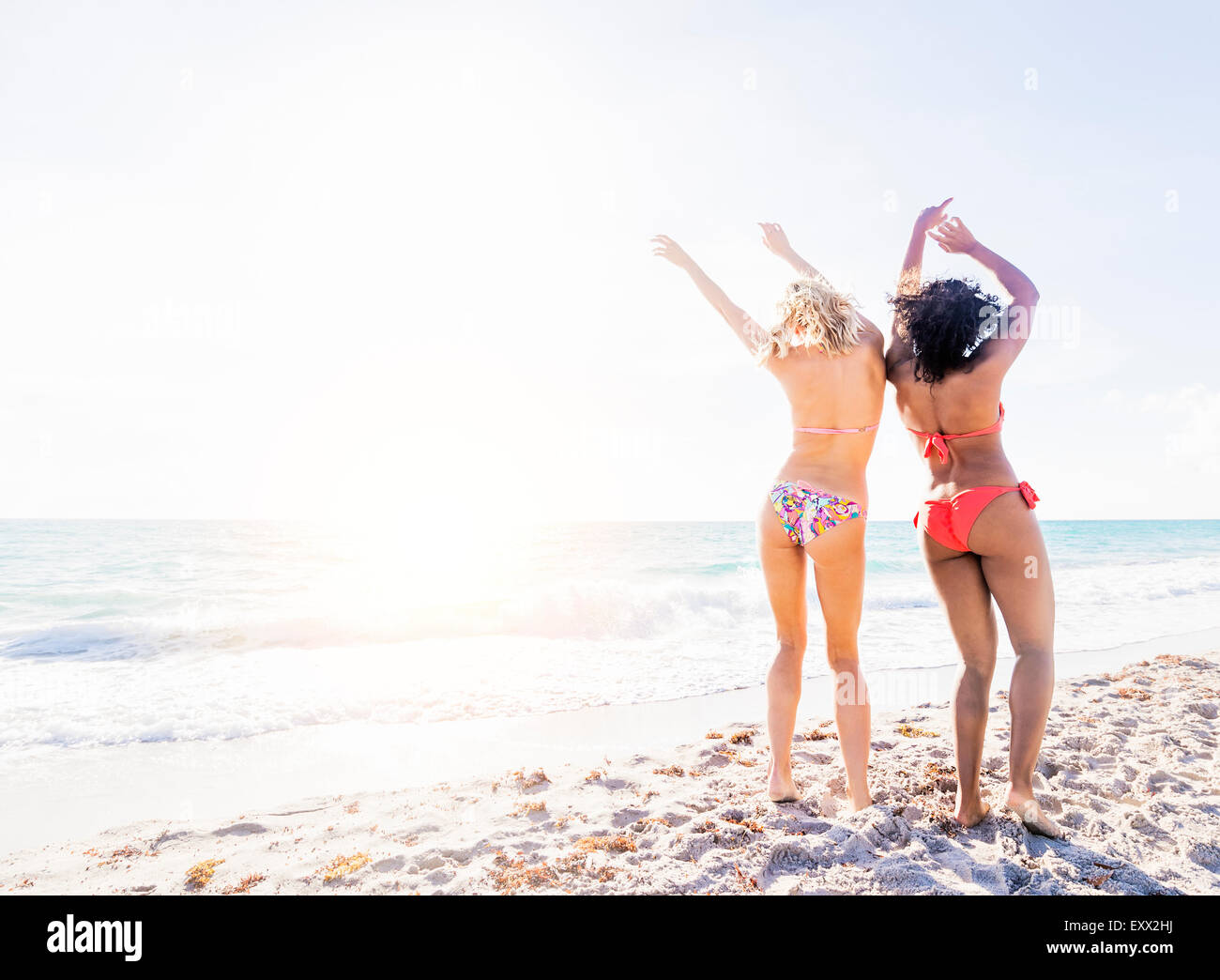 Amici di sesso femminile balli sulla spiaggia Foto Stock