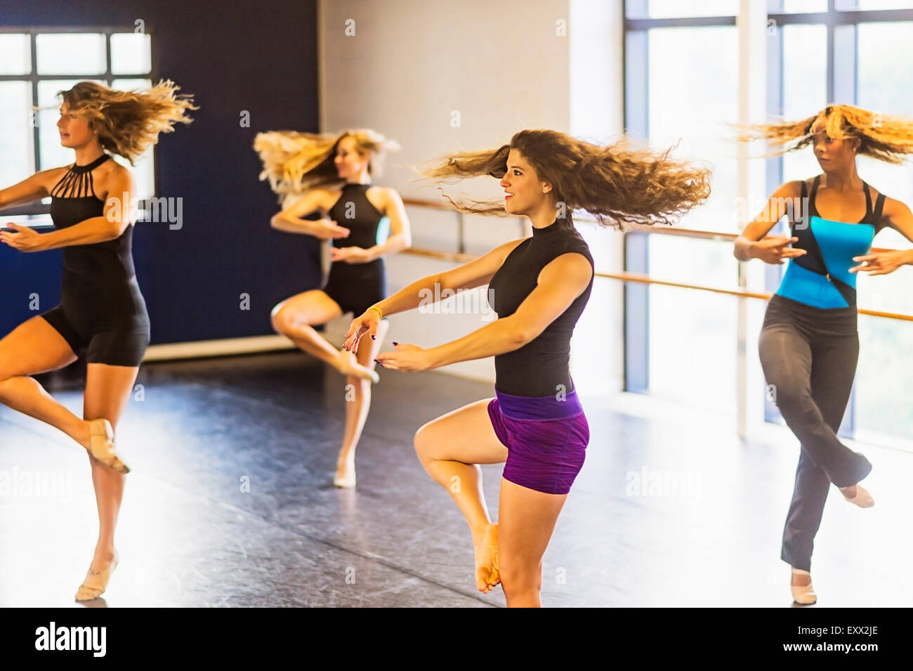 Ballerini la pratica in studio di danza Foto Stock