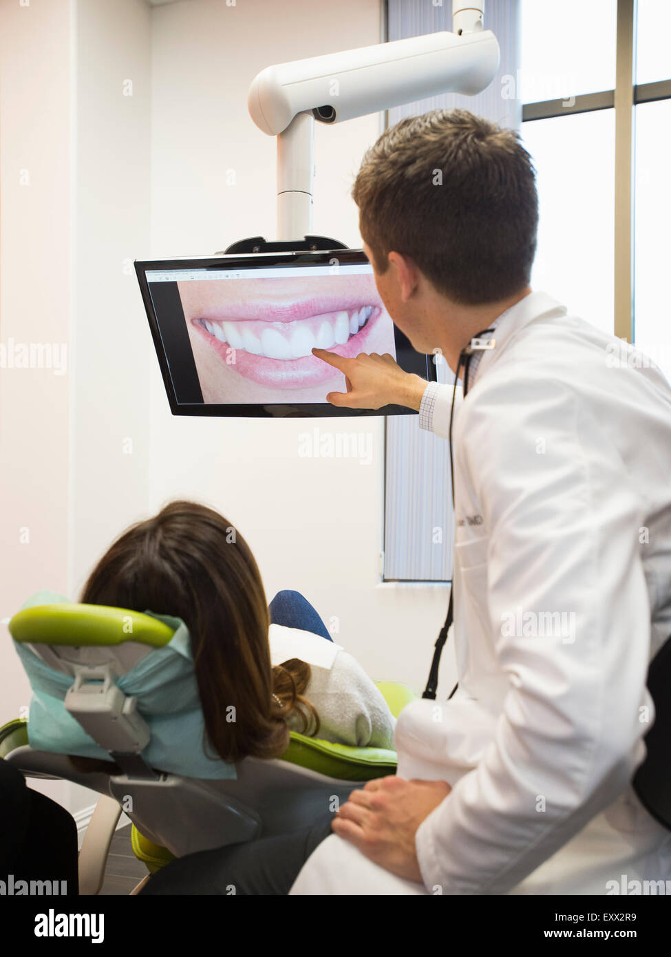 Dentista e paziente che stanno guardando sullo schermo Foto Stock