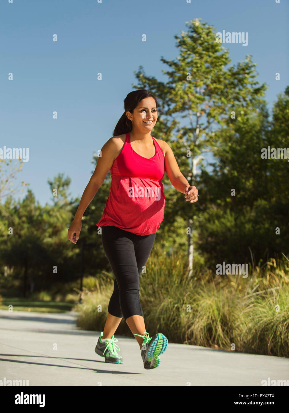 Donna incinta passeggiate all'aperto Foto Stock