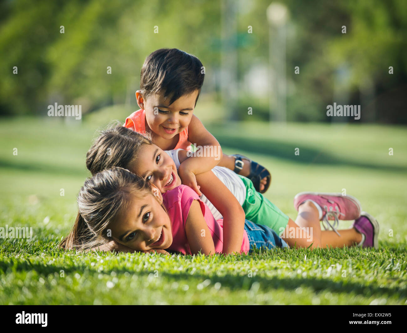 Bambini (2-3, 6-7, 8-9) giocando in posizione di parcheggio Foto Stock