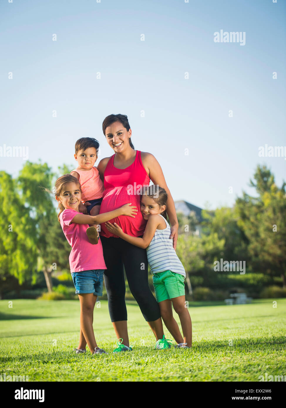 Madre durante la gravidanza e per i bambini (2-3, 6-7, 8-9) in posizione di parcheggio Foto Stock
