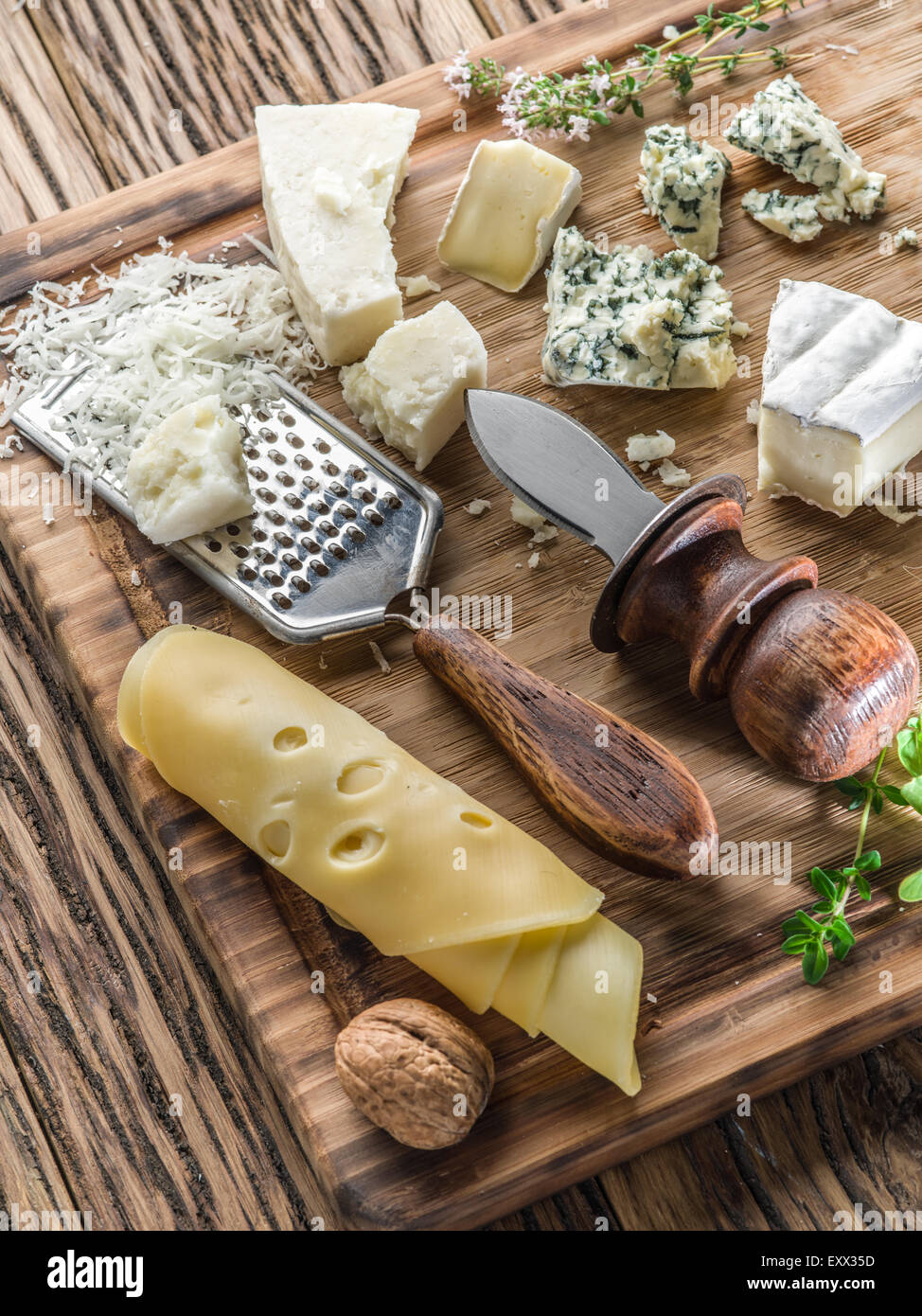 I diversi tipi di formaggi con i dadi e le erbe aromatiche. Vista dall'alto. Foto Stock