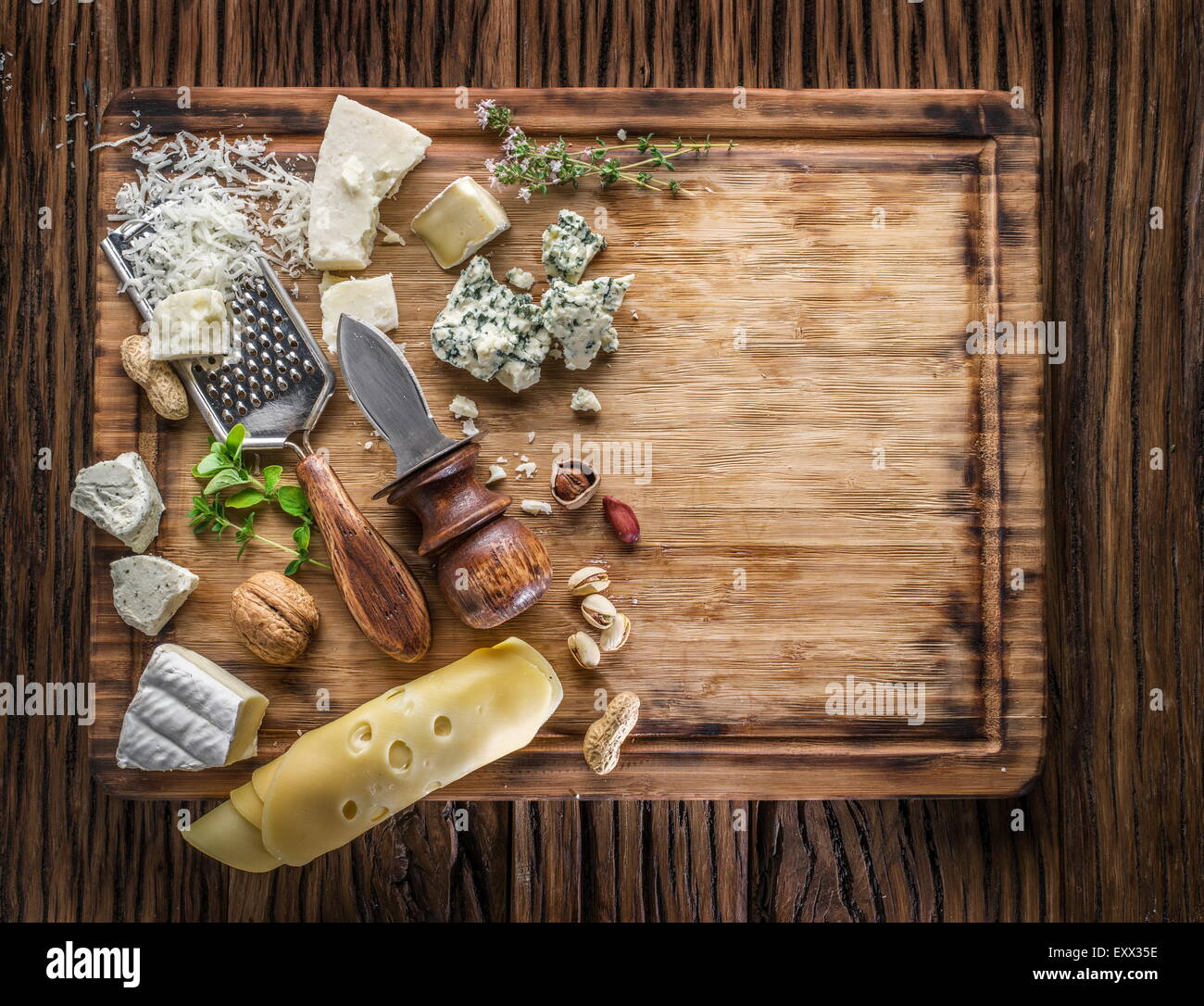 I diversi tipi di formaggi con i dadi e le erbe aromatiche. Vista dall'alto. Foto Stock