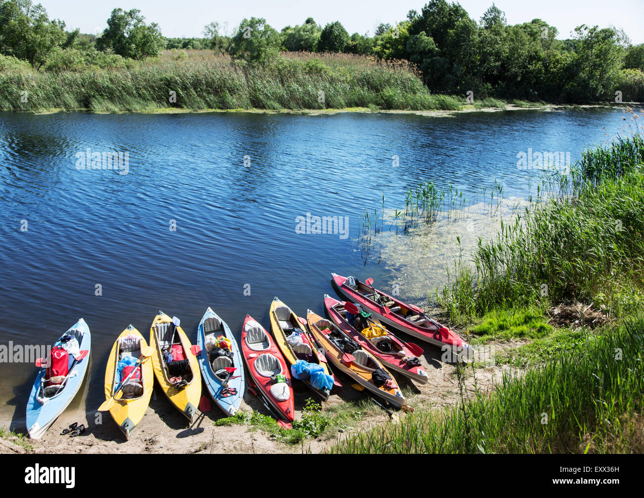 In canoa sul fiume-bank. Foto Stock