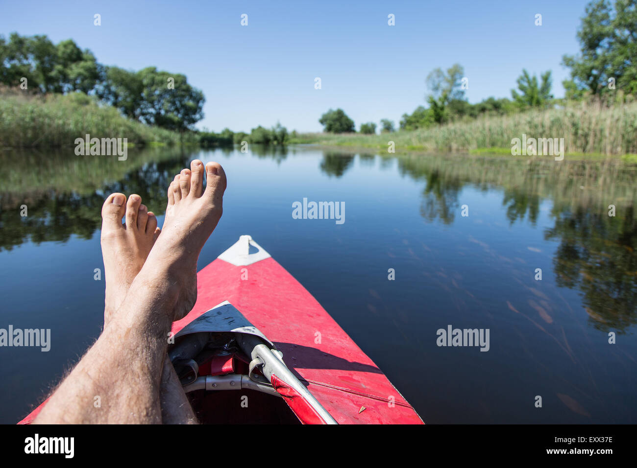 Uomo di piedi su canoe. Foto Stock