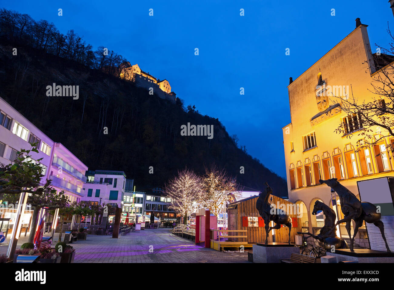 Il municipio e il castello di Vaduz Foto Stock