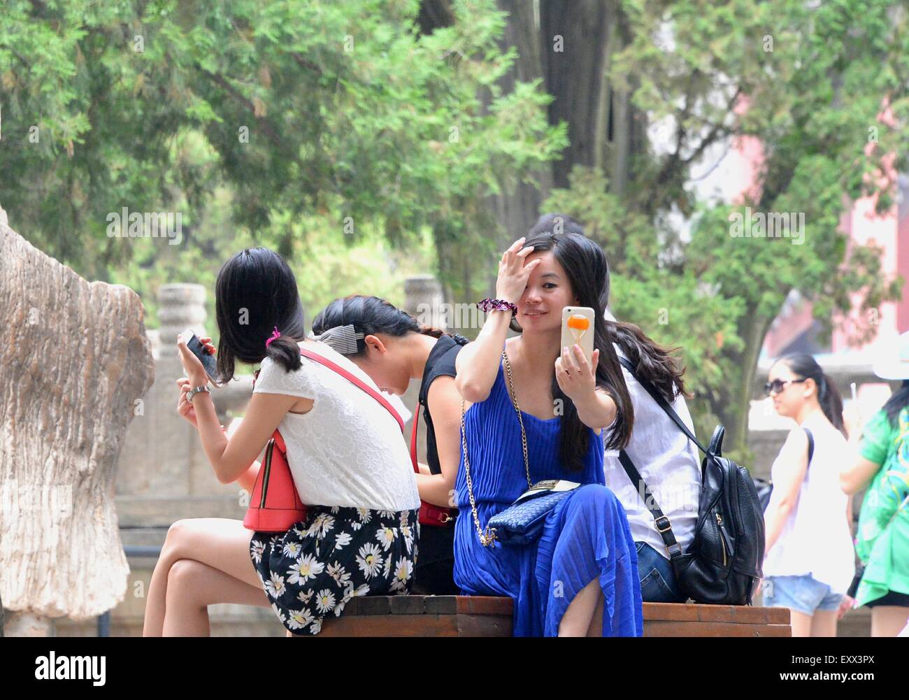 (150717) -- Tai'an , Luglio. 17, 2015 (Xinhua) -- i turisti scatta foto nel Tempio Dai (Tempio di Monte Tai) ai piedi del Monte Tai a Tai'an, Cina orientale della provincia di Shandong, 17 luglio 2015. Tempio Dai, una popolare meta turistica, è stato costruito nella dinastia Han (BC.206-220) per gli antichi imperatori di consacrare "Dio del Monte Tai' e di tenere le cerimonie di culto. (Xinhua/Feng Jie) (xcf) Foto Stock