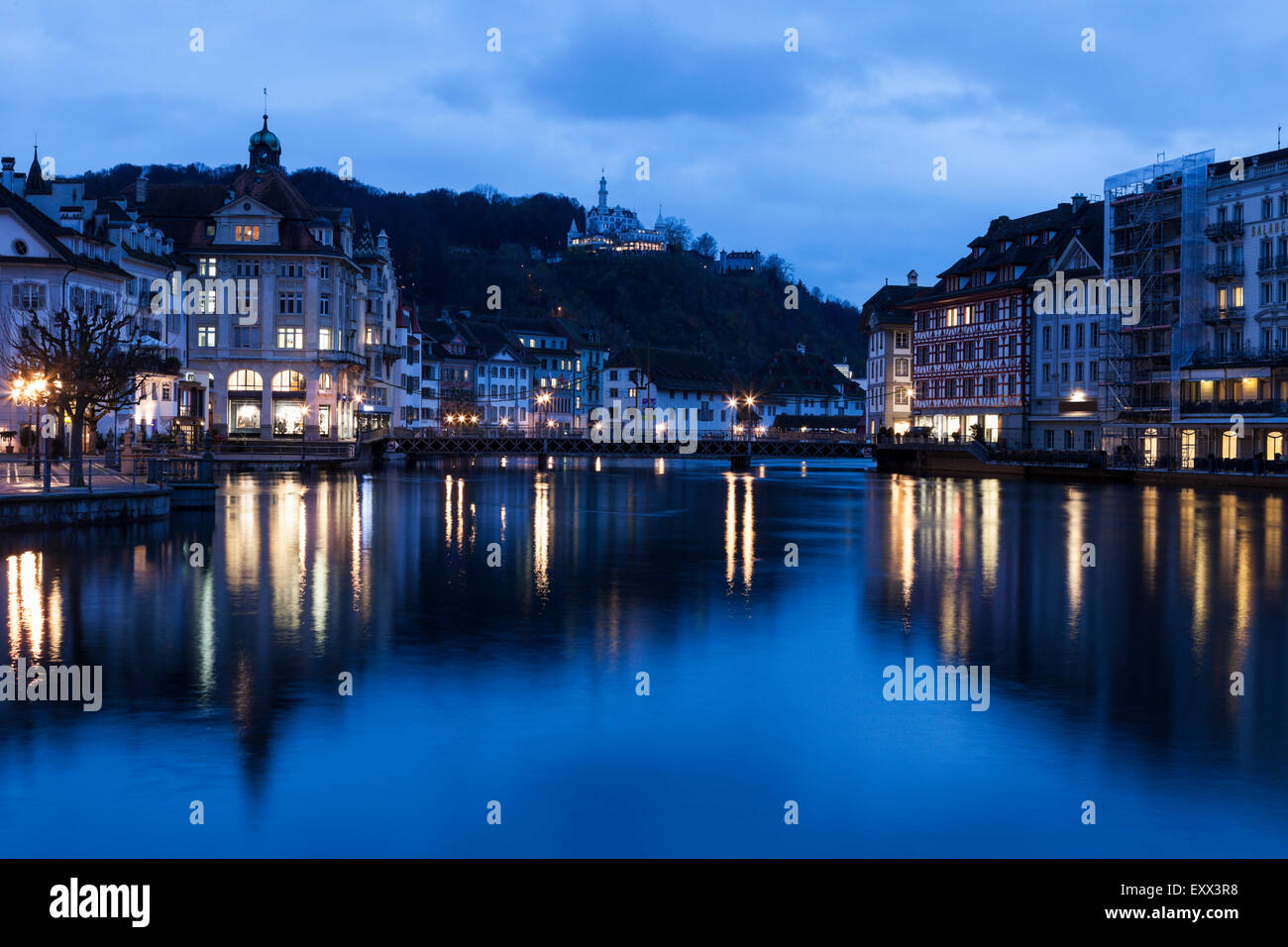 Architettura lungo il Fiume Reuss Foto Stock
