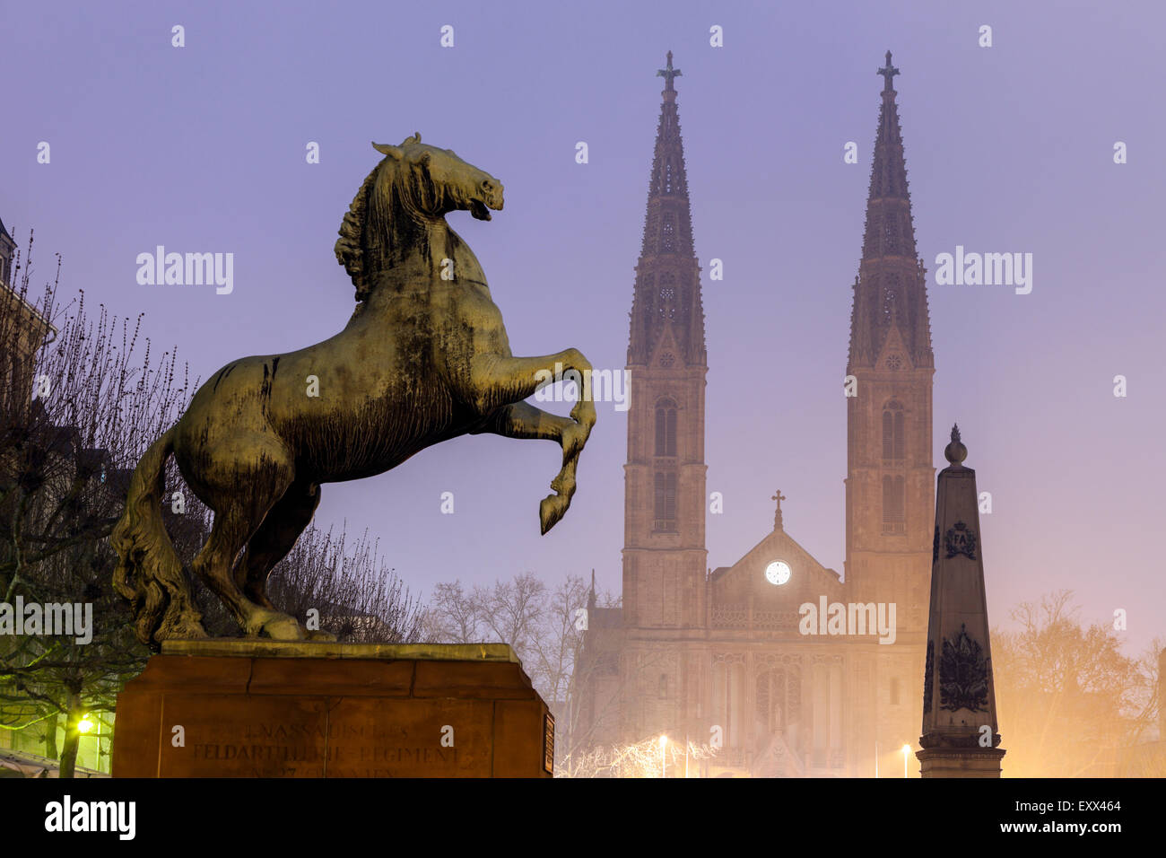 Scultura di cavallo di Waterloo Memorial e San Bonifacio chiesa nella nebbia Foto Stock