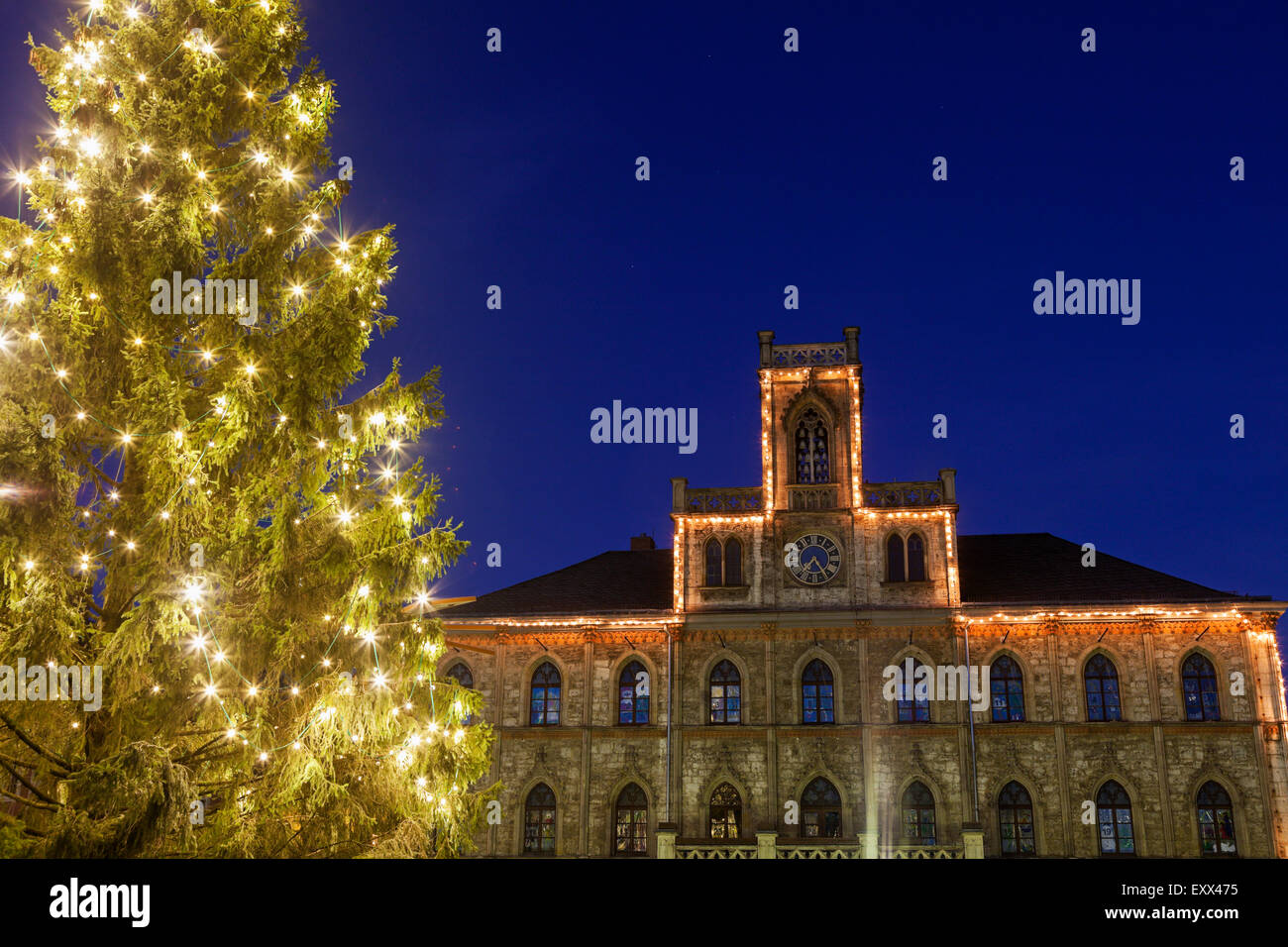 Illuminato albero di Natale e la facciata di edificio Foto Stock