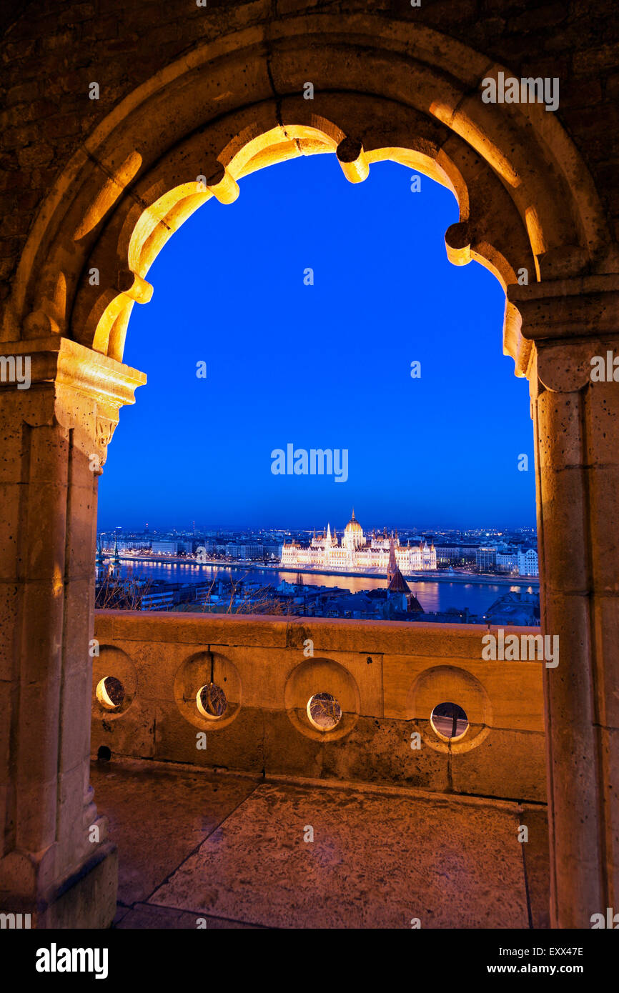 Parlamento ungherese visto attraverso arco di Bastione del Pescatore Foto Stock