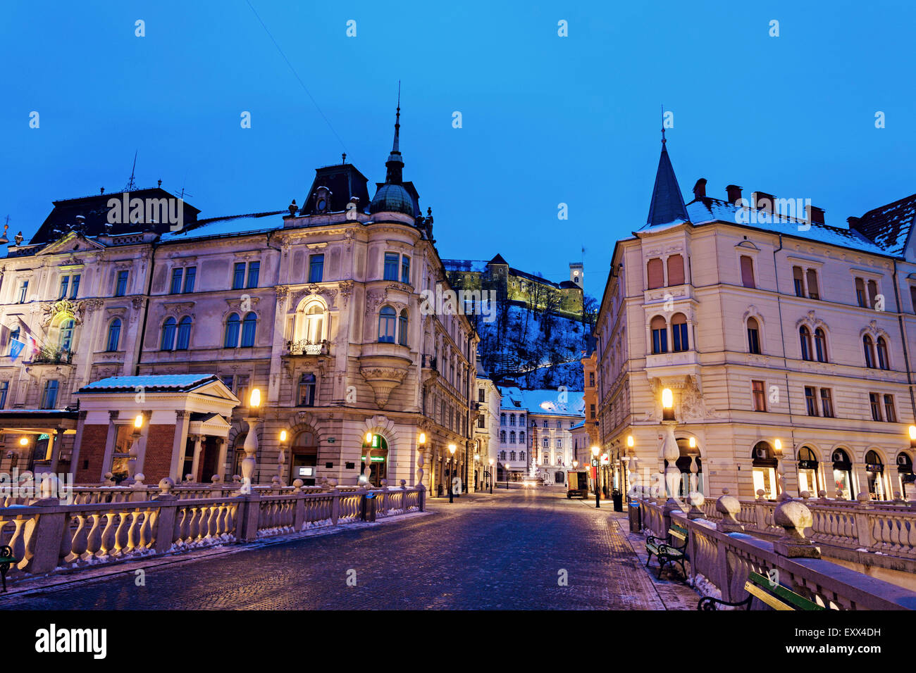 Vista lungo ponte triplo verso il castello di Ljubljana Foto Stock