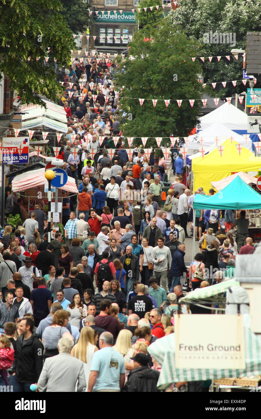 Una folla si raduna a Belper Food Festival nel Derbyshire, England Regno Unito - King Street, estate. Foto Stock