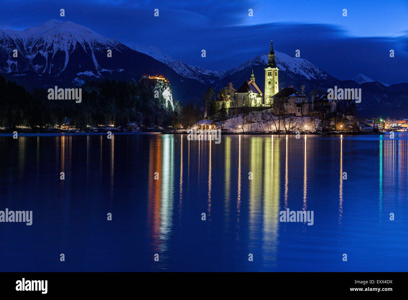 Il lago di Bled e illuminato la Chiesa dell Assunzione Foto Stock