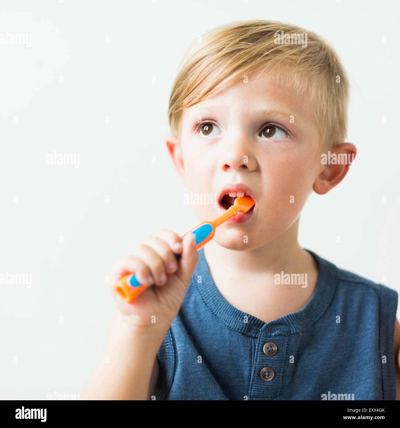 Little Boy (2-3) la spazzolatura dei denti Foto Stock