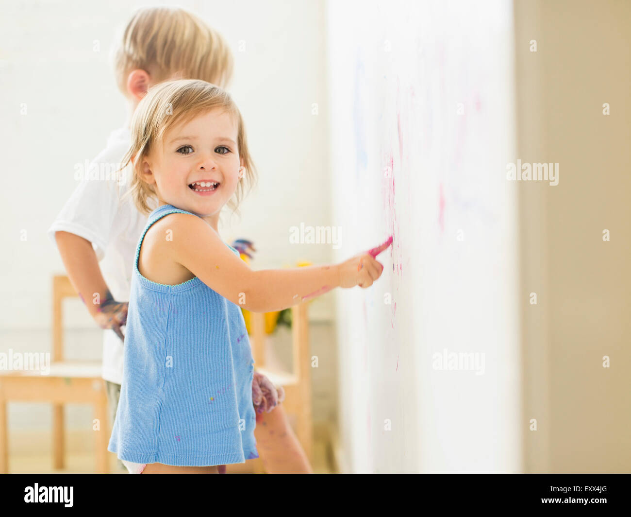 Bambini (2-3) dipinto sul muro Foto Stock