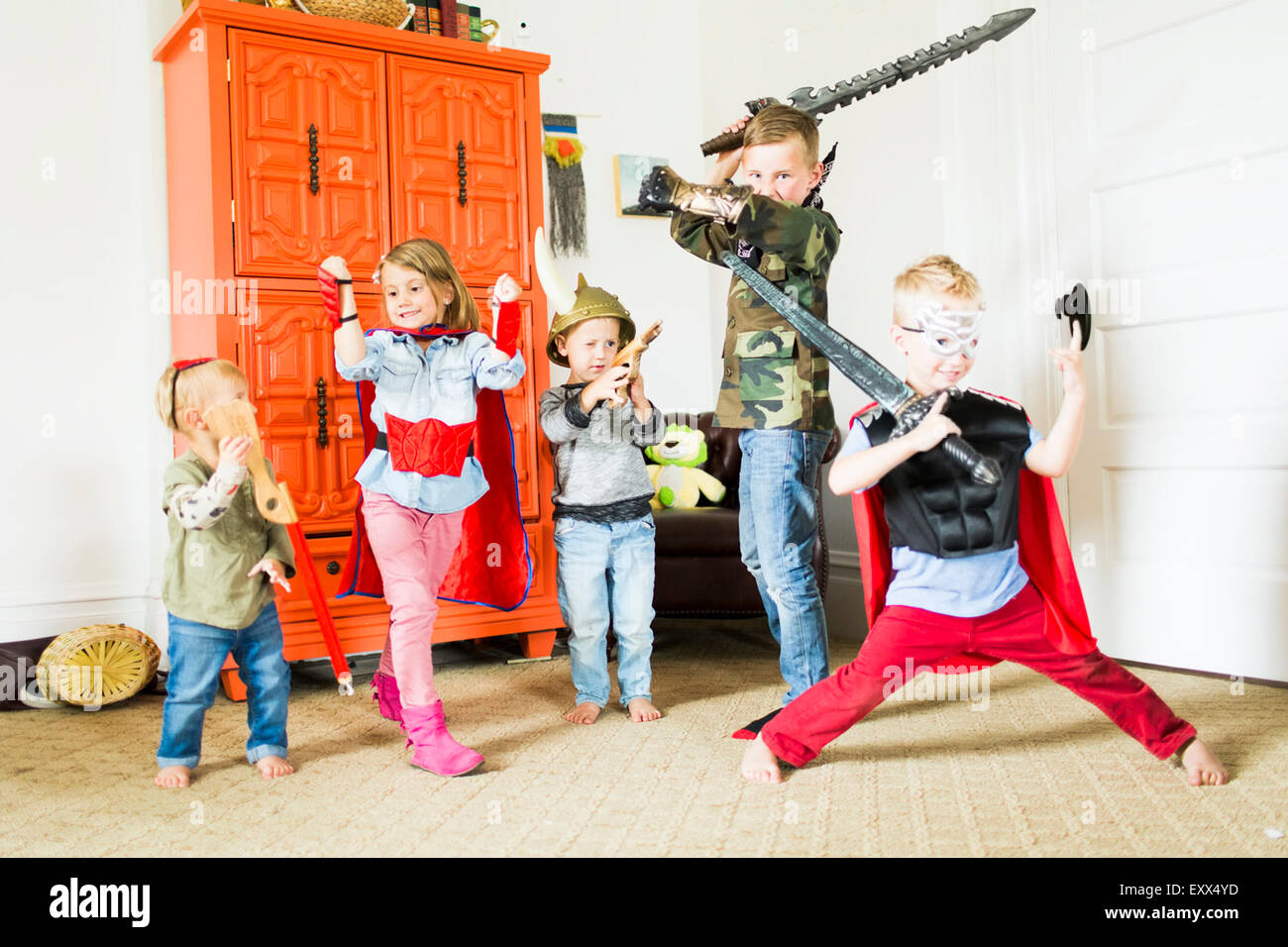 Bambini (2-3, 4-5, 6-7) indossando costumi di supereroi giocare in casa  Foto stock - Alamy