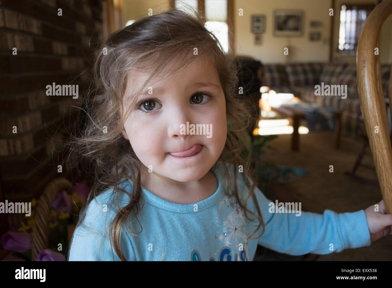 Ritratto di ragazza spuntavano lingua Foto Stock