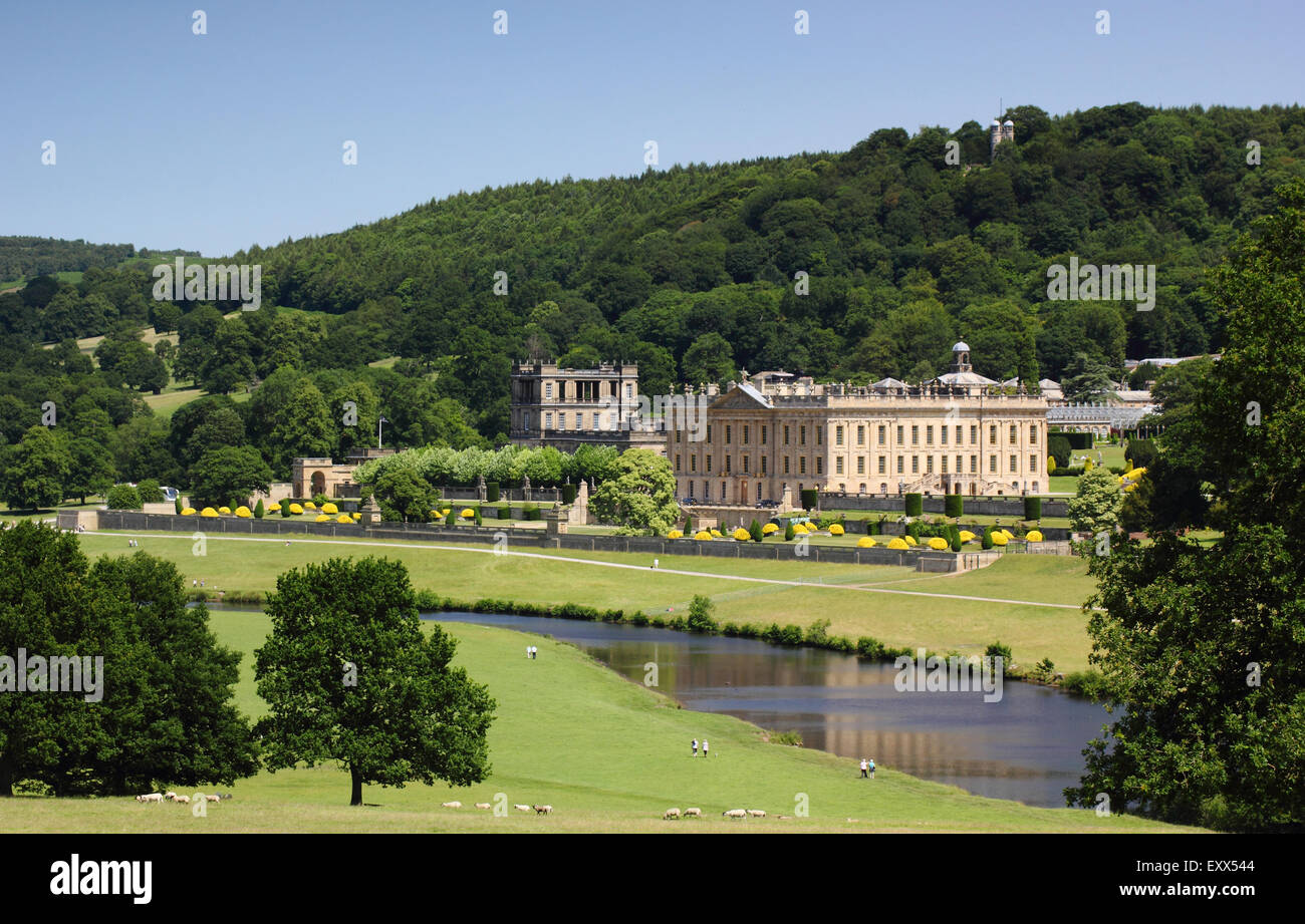 Il fiume Derwent fluisce oltre Chatsworth House nel distretto di Peak, Derbyshire Regno Unito Inghilterra Foto Stock
