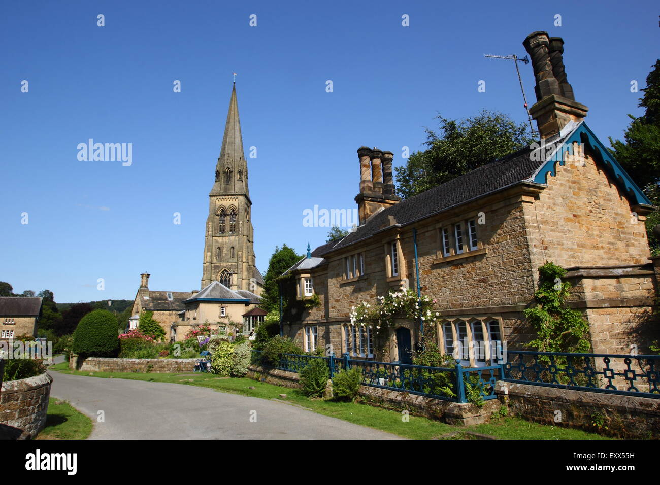 La guglia di st. Pietro Chiesa salire al di sopra di Edensor villlage sul Chatsworth station wagon, DERBYSHIRE REGNO UNITO Inghilterra Foto Stock