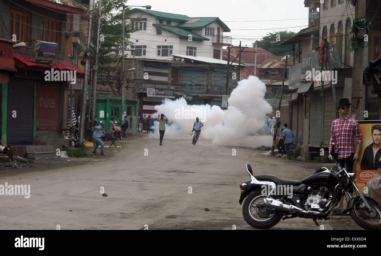 Srinagar, Indiano Kashmir amministrato:17 luglio . Scontri scoppiati venerdì tra un gruppo di giovani e le forze di sicurezza Srinagar nella capitale estiva del Jammu e Kashmir durante il quale alcuni elementi separatista sventolate le bandiere del Pakistan, Lashker-e-Taiba (LET) e islamico come presto come la preghiera del venerdì ha ottenuto oltre a Jami Masjid nel Nowhatta area della città, un gruppo di giovani sventolate le bandiere controversi sollevati e pro-gruppo separatista e pro-slogan pakistano, funzionari detti.ci hanno detto che la polizia aveva all'incendio gas lacrimogeni gusci per disperdere la pietra-mob di concia e di ripristinare la legge e l ordine.i funzionari ha detto che Foto Stock