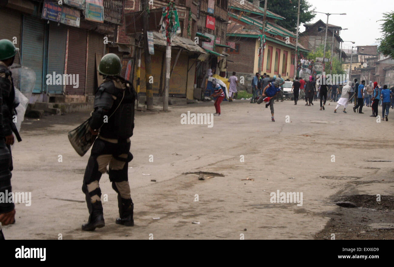 Srinagar, Indiano Kashmir amministrato:17 luglio . Scontri scoppiati venerdì tra un gruppo di giovani e le forze di sicurezza Srinagar nella capitale estiva del Jammu e Kashmir durante il quale alcuni elementi separatista sventolate le bandiere del Pakistan, Lashker-e-Taiba (LET) e islamico come presto come la preghiera del venerdì ha ottenuto oltre a Jami Masjid nel Nowhatta area della città, un gruppo di giovani sventolate le bandiere controversi sollevati e pro-gruppo separatista e pro-slogan pakistano, funzionari detti.ci hanno detto che la polizia aveva all'incendio gas lacrimogeni gusci per disperdere la pietra-mob di concia e di ripristinare la legge e l ordine.i funzionari ha detto che Foto Stock