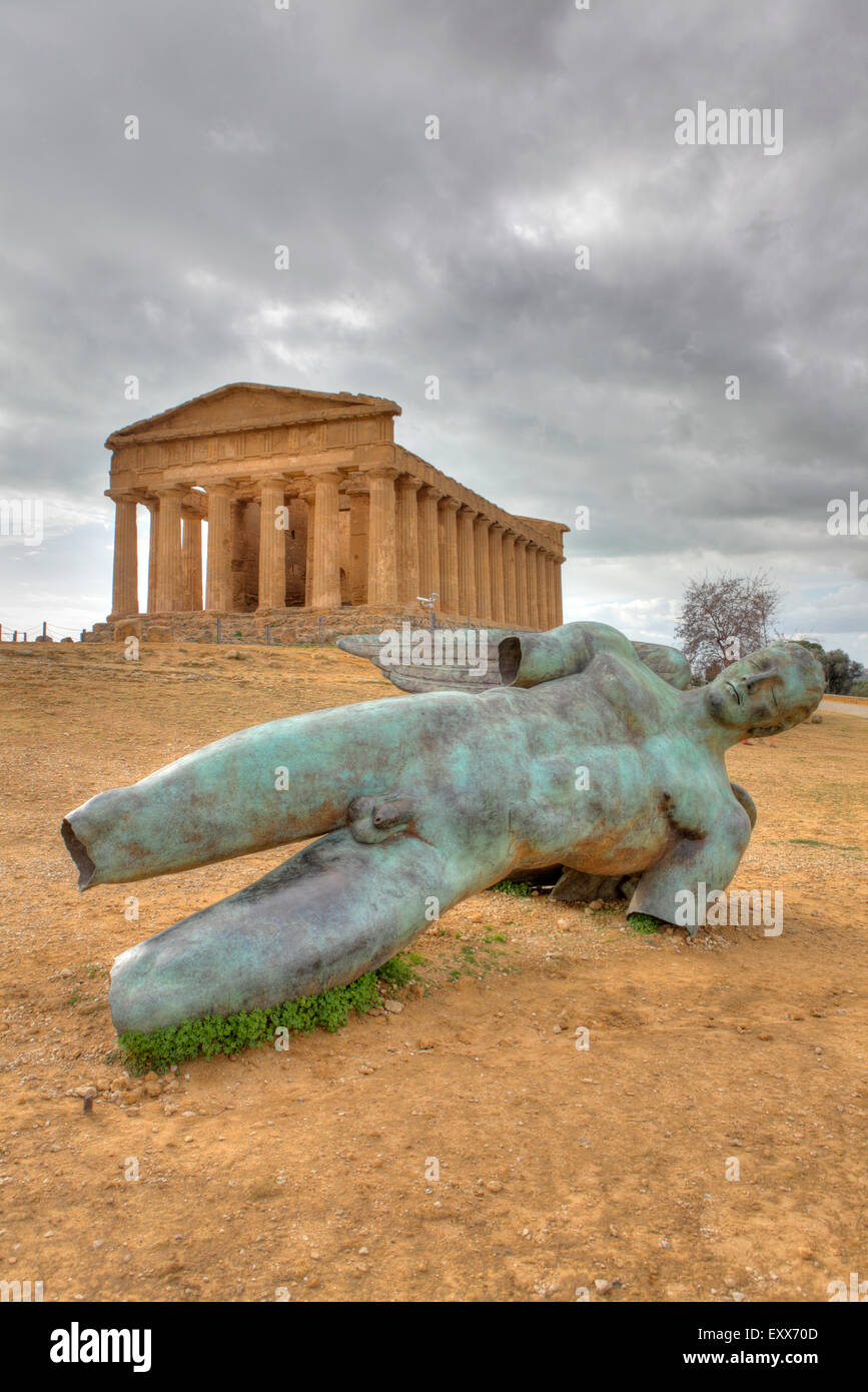 Icaro bronzo statua uomo davanti al Tempio della Concordia e Valle dei  Templi, Agrigento, Sicilia, Italia Foto stock - Alamy